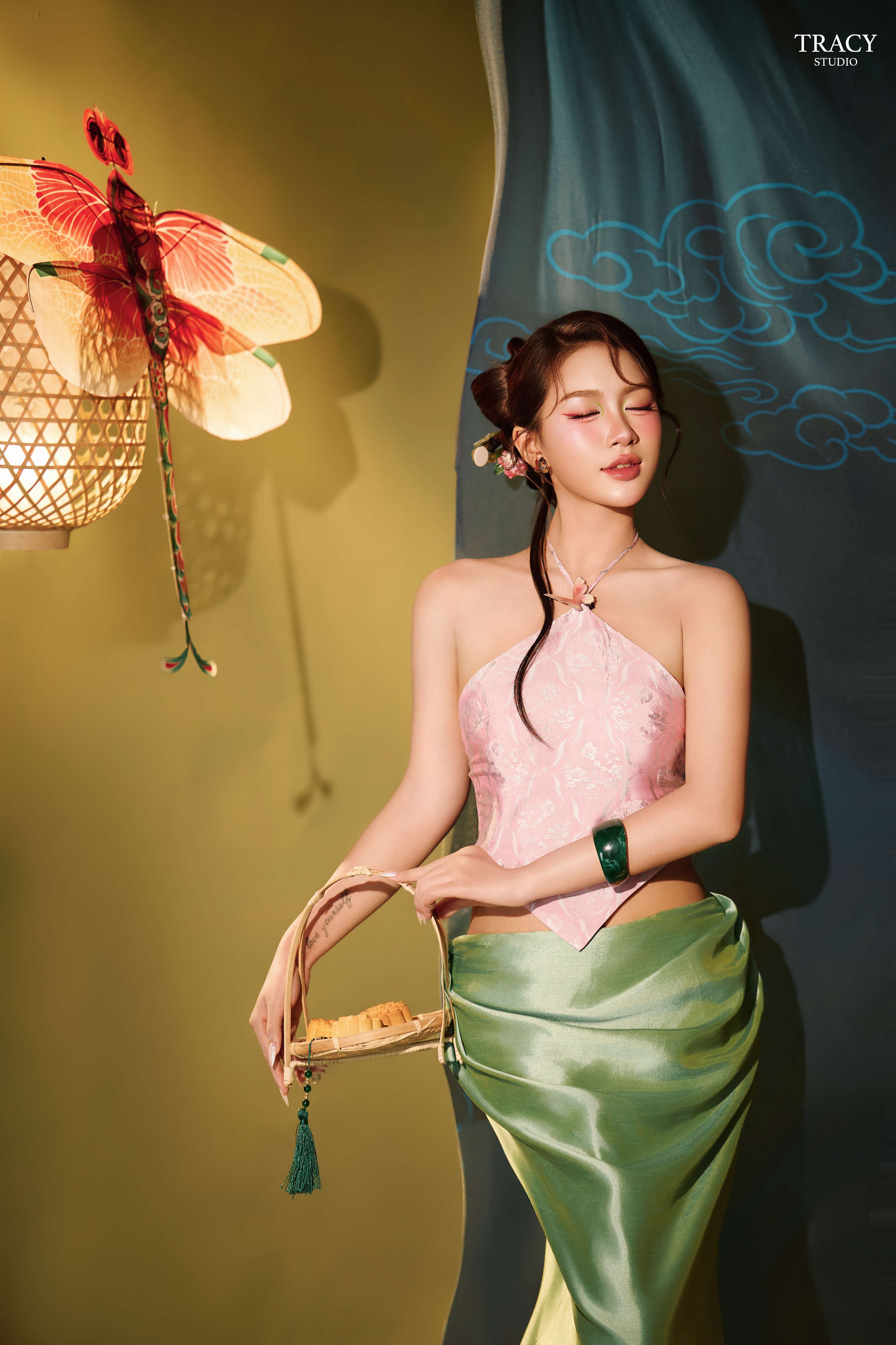 frontend/img/gallery/anh-tet-yem-ao-dai/tracy-studio-chup-concept-trung-thu-yem-phuong-bui (3).jpg